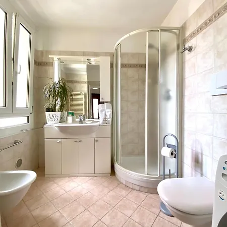 With Partial View On Apartamento Blevio